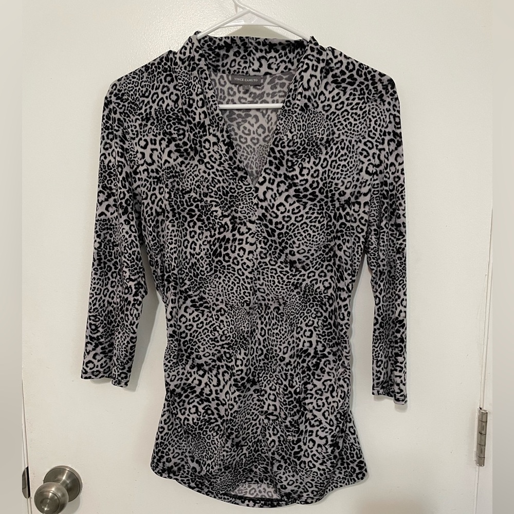 Vince Camuto long sleeve Pullover V neck leopard Print ruched sides Tunic blouse